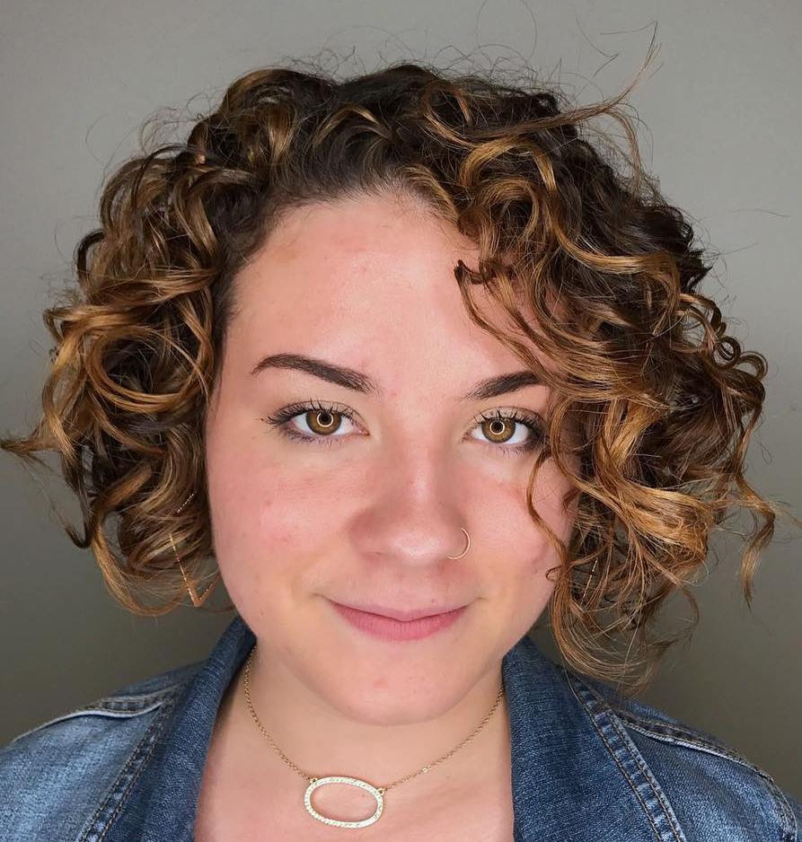 7 Short Curly Haircuts For Round Faces | Curly