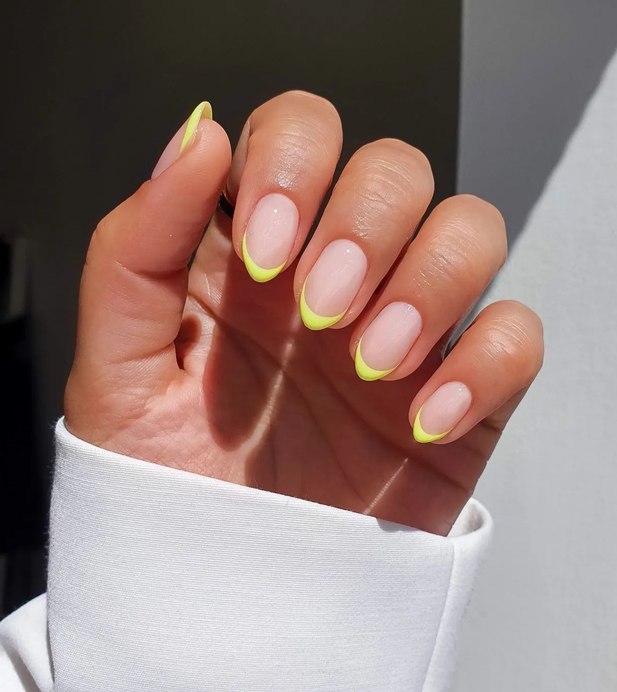 1 Short Almond Nails With Yellow French Tips 