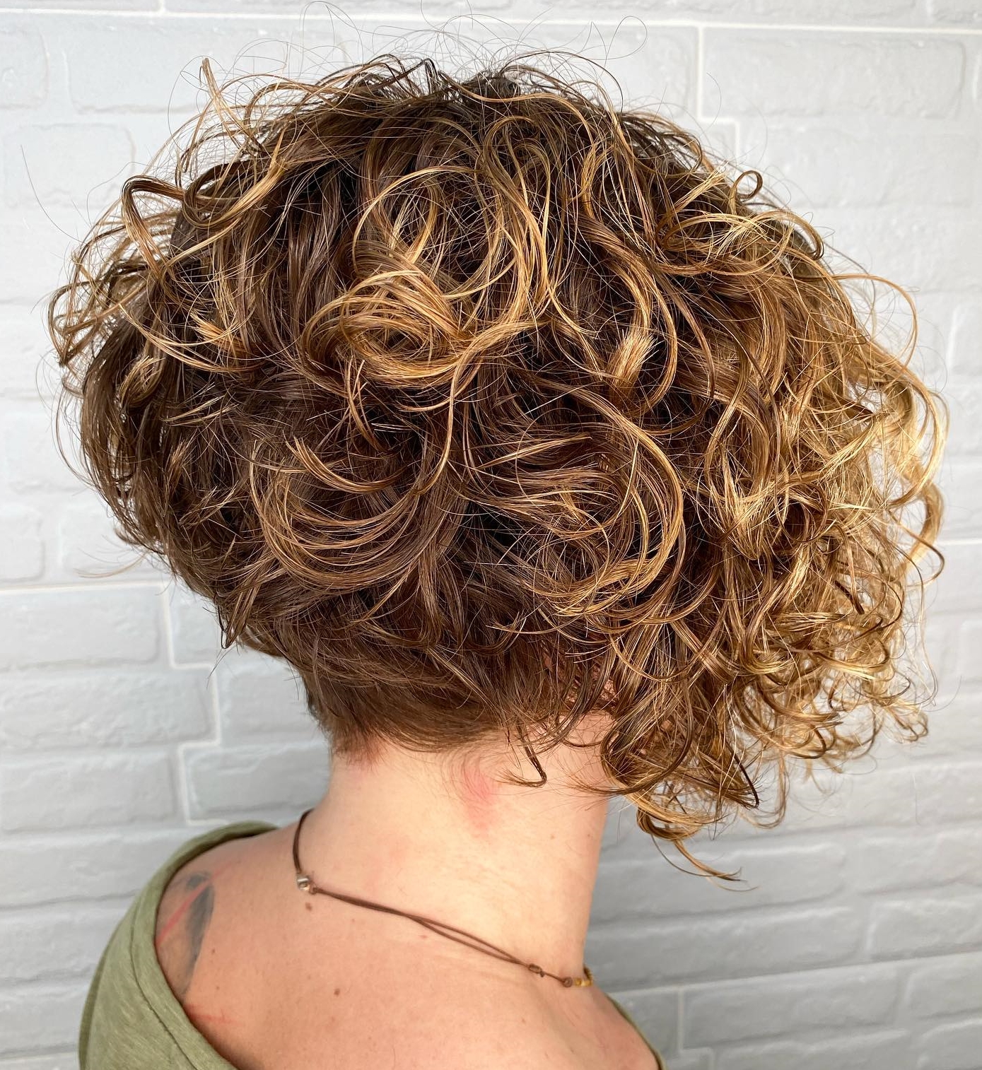 curly stacked bob        <h3 class=
