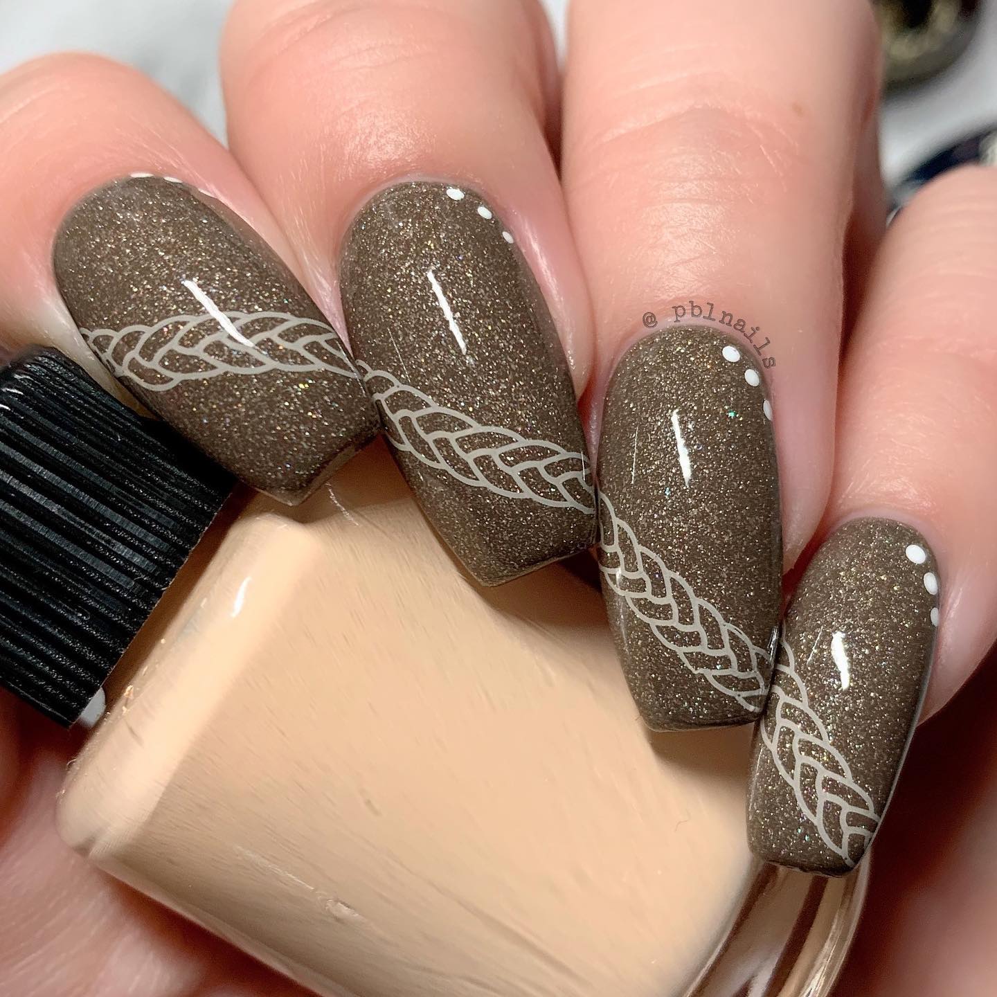 Round Brown Cat Eye Nails