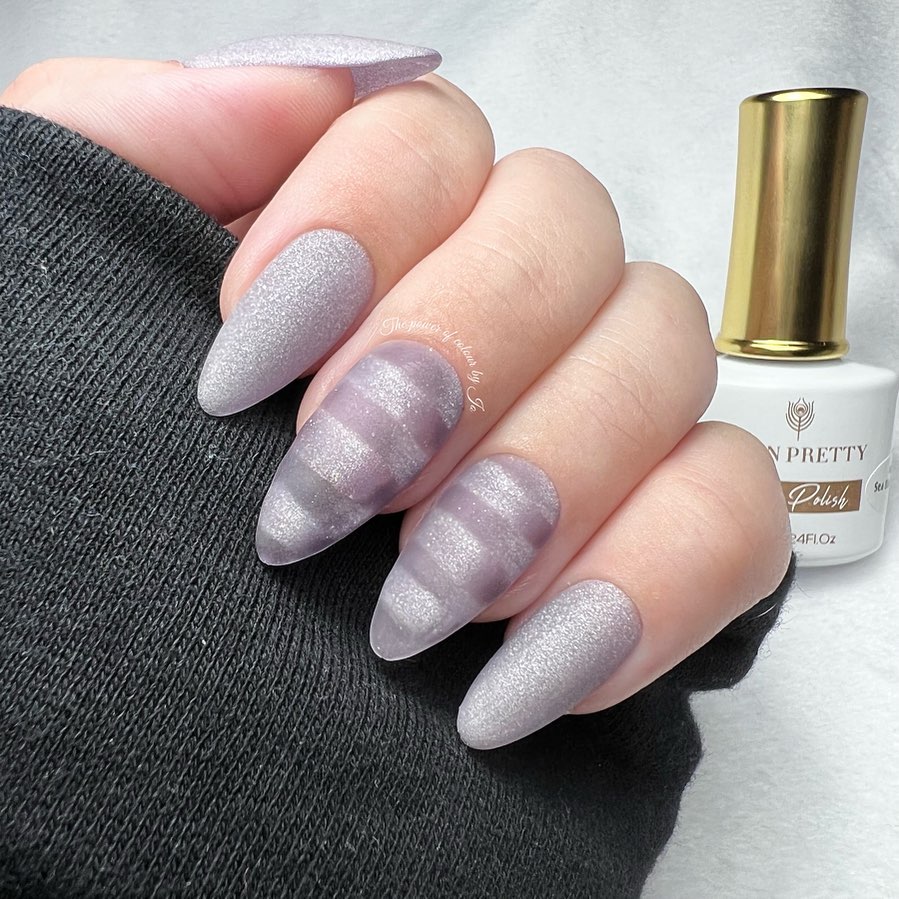 Round Grey Matte Cat Eye Nails